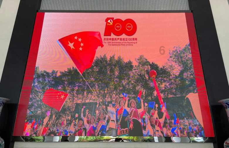 “年纪轻轻工资就达到了3200”是什么梗？